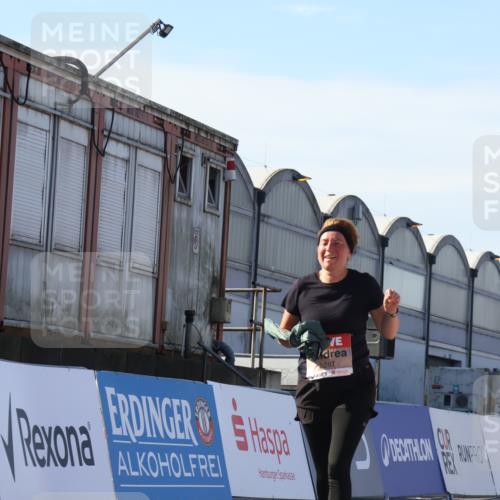 03.10.2025 - Köhlbrandbrückenlauf Luisa Fischer http://msf.ph/oto/9042580 03.10.2025 13:36:54 Ziel 4974, 5287, 5313, 5808 meine-sportfotos.de