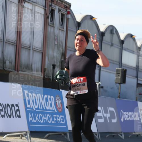 03.10.2025 - Köhlbrandbrückenlauf Luisa Fischer http://msf.ph/oto/9042583 03.10.2025 13:36:55 Ziel 4974, 5287, 5313, 5592, 5808 meine-sportfotos.de