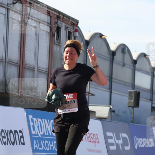 03.10.2025 - Köhlbrandbrückenlauf Luisa Fischer http://msf.ph/oto/9042586 03.10.2025 13:36:55 Ziel 4974, 5287, 5313, 5592, 5808 meine-sportfotos.de