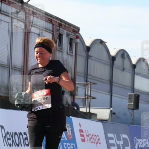 03.10.2025 - Köhlbrandbrückenlauf Luisa Fischer http://msf.ph/oto/9042590 03.10.2025 13:36:55 Ziel 4974, 5287, 5313, 5592, 5808 meine-sportfotos.de
