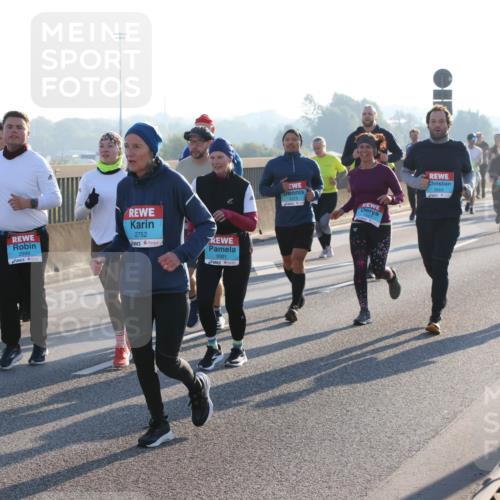 03.10.2025 - Köhlbrandbrückenlauf Lena Gebhardt http://msf.ph/oto/9042594 03.10.2025 09:26:09 Position 1 2999, 2752, 3001, 3669 meine-sportfotos.de