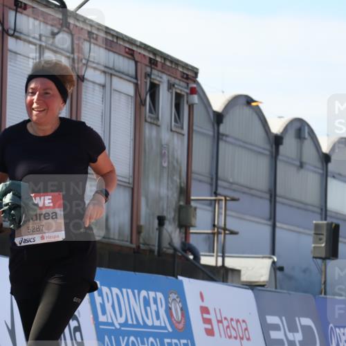 03.10.2025 - Köhlbrandbrückenlauf Luisa Fischer http://msf.ph/oto/9042596 03.10.2025 13:36:56 Ziel 4974, 5287, 5313, 5592, 5808 meine-sportfotos.de