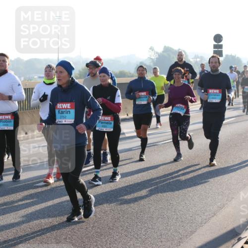 03.10.2025 - Köhlbrandbrückenlauf Lena Gebhardt http://msf.ph/oto/9042600 03.10.2025 09:26:09 Position 1 2999, 2752, 3001, 3669 meine-sportfotos.de