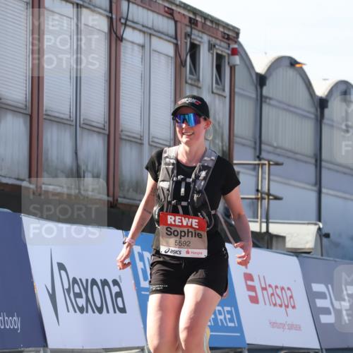 03.10.2025 - Köhlbrandbrückenlauf Luisa Fischer http://msf.ph/oto/9042604 03.10.2025 13:36:59 Ziel 5287, 5313, 5592, 5808 meine-sportfotos.de