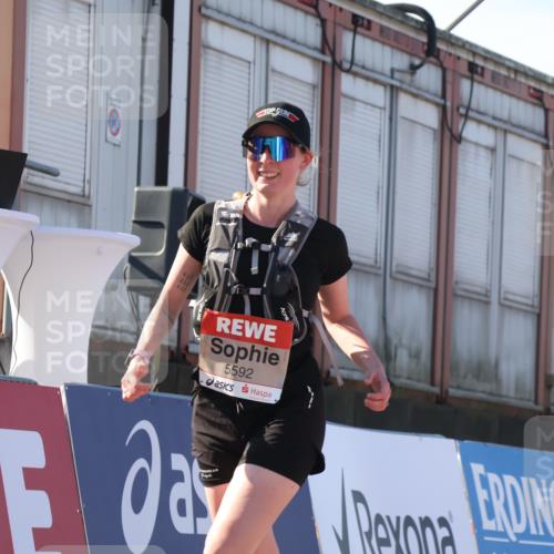 03.10.2025 - Köhlbrandbrückenlauf Luisa Fischer http://msf.ph/oto/9042614 03.10.2025 13:37:00 Ziel 5287, 5313, 5592, 5808 meine-sportfotos.de