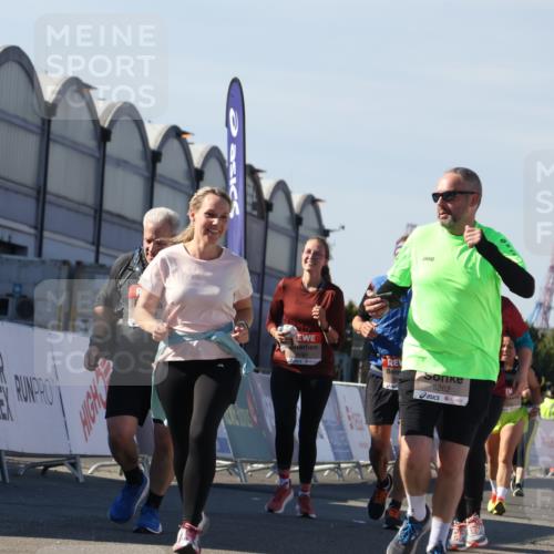 03.10.2025 - Köhlbrandbrückenlauf Luisa Fischer http://msf.ph/oto/9042621 03.10.2025 13:37:02 Ziel 5287, 5313, 5507, 5592, 6104 meine-sportfotos.de