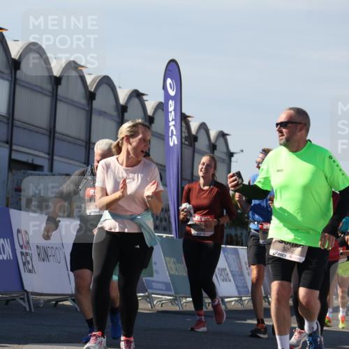03.10.2025 - Köhlbrandbrückenlauf Luisa Fischer http://msf.ph/oto/9042625 03.10.2025 13:37:02 Ziel 5287, 5313, 5507, 5592, 6104 meine-sportfotos.de