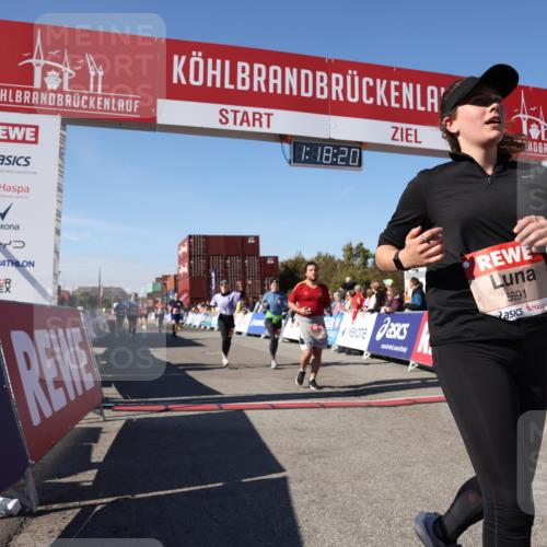 03.10.2025 - Köhlbrandbrückenlauf Lena Gebhardt http://msf.ph/oto/9042627 03.10.2025 13:18:21 Ziel 4341, 4472, 4473, 4560, 4581, 4600, 4760, 5192, 5379, 5440, 5454, 5691, 5722, 5816, 6001, 6310 meine-sportfotos.de
