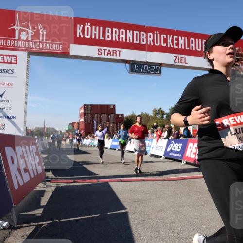 03.10.2025 - Köhlbrandbrückenlauf Lena Gebhardt http://msf.ph/oto/9042632 03.10.2025 13:18:21 Ziel 4341, 4472, 4473, 4560, 4581, 4600, 4760, 5192, 5379, 5440, 5454, 5691, 5722, 5816, 6001, 6310 meine-sportfotos.de