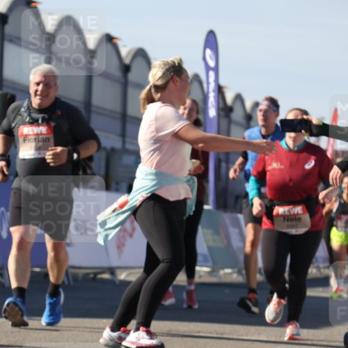 03.10.2025 - Köhlbrandbrückenlauf Luisa Fischer http://msf.ph/oto/9042646 03.10.2025 13:37:03 Ziel 5287, 5507, 5592, 6104, 6380, 6381 meine-sportfotos.de