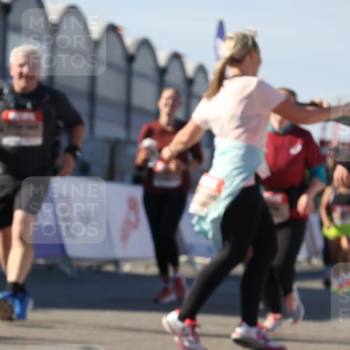 03.10.2025 - Köhlbrandbrückenlauf Luisa Fischer http://msf.ph/oto/9042652 03.10.2025 13:37:04 Ziel 5262, 5287, 5303, 5507, 5592, 6104, 6380, 6381 meine-sportfotos.de