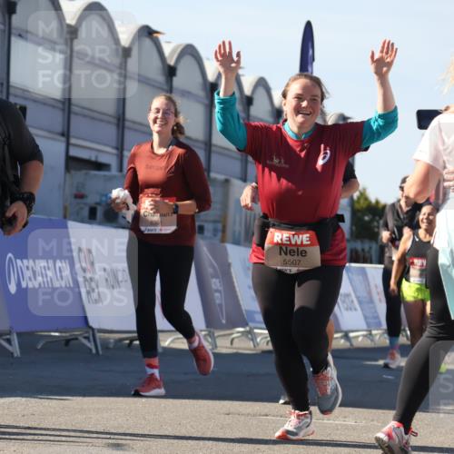 03.10.2025 - Köhlbrandbrückenlauf Luisa Fischer http://msf.ph/oto/9042663 03.10.2025 13:37:04 Ziel 5262, 5287, 5303, 5507, 5592, 6104, 6380, 6381 meine-sportfotos.de
