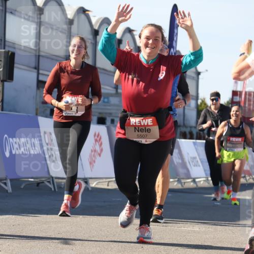 03.10.2025 - Köhlbrandbrückenlauf Luisa Fischer http://msf.ph/oto/9042672 03.10.2025 13:37:05 Ziel 5262, 5287, 5303, 5507, 5592, 6104, 6380, 6381 meine-sportfotos.de