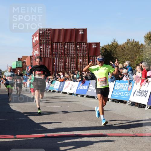 03.10.2025 - Köhlbrandbrückenlauf Lena Gebhardt http://msf.ph/oto/9042676 03.10.2025 12:59:11 Ziel 4164, 4226, 4441, 5967, 6036, 6329, 6390, 6391, 6478, 6493 meine-sportfotos.de