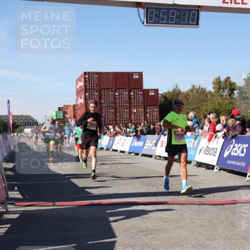03.10.2025 - Köhlbrandbrückenlauf Lena Gebhardt http://msf.ph/oto/9042683 03.10.2025 12:59:11 Ziel 4164, 4226, 4441, 5967, 6036, 6329, 6390, 6391, 6478, 6493 meine-sportfotos.de