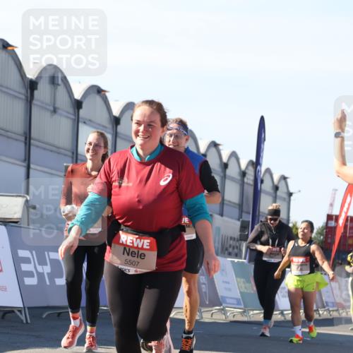 03.10.2025 - Köhlbrandbrückenlauf Luisa Fischer http://msf.ph/oto/9042691 03.10.2025 13:37:06 Ziel 5262, 5287, 5303, 5507, 5592, 6104, 6380, 6381 meine-sportfotos.de