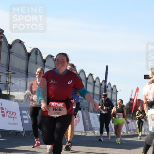 03.10.2025 - Köhlbrandbrückenlauf Luisa Fischer http://msf.ph/oto/9042695 03.10.2025 13:37:06 Ziel 5262, 5287, 5303, 5507, 5592, 6104, 6380, 6381 meine-sportfotos.de