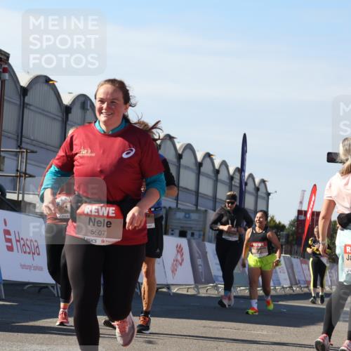 03.10.2025 - Köhlbrandbrückenlauf Luisa Fischer http://msf.ph/oto/9042697 03.10.2025 13:37:06 Ziel 5262, 5287, 5303, 5507, 5592, 6104, 6380, 6381 meine-sportfotos.de