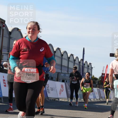 03.10.2025 - Köhlbrandbrückenlauf Luisa Fischer http://msf.ph/oto/9042702 03.10.2025 13:37:07 Ziel 5262, 5303, 5466, 5507, 5592, 6104, 6380, 6381, 6521 meine-sportfotos.de