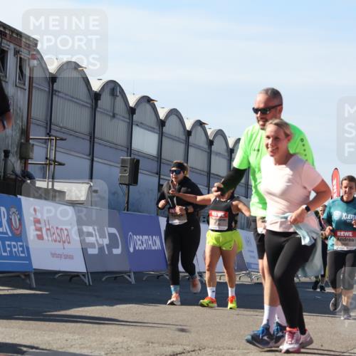 03.10.2025 - Köhlbrandbrückenlauf Luisa Fischer http://msf.ph/oto/9042727 03.10.2025 13:37:08 Ziel 5262, 5303, 5466, 5507, 5576, 5592, 6104, 6380, 6381, 6521 meine-sportfotos.de