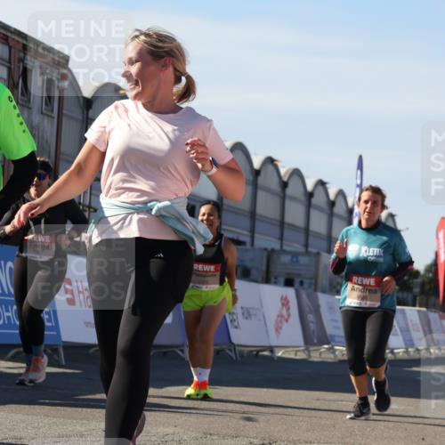 03.10.2025 - Köhlbrandbrückenlauf Luisa Fischer http://msf.ph/oto/9042751 03.10.2025 13:37:10 Ziel 5262, 5303, 5466, 5507, 5576, 5592, 6104, 6380, 6381, 6521 meine-sportfotos.de