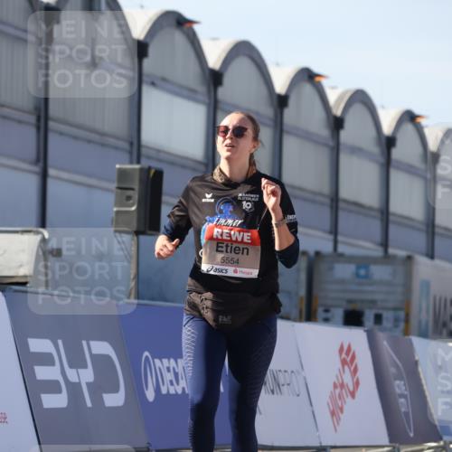 03.10.2025 - Köhlbrandbrückenlauf Luisa Fischer http://msf.ph/oto/9042844 03.10.2025 13:37:19 Ziel 5143, 5241, 5262, 5303, 5466, 5554, 5576, 6000, 6380, 6381, 6521 meine-sportfotos.de