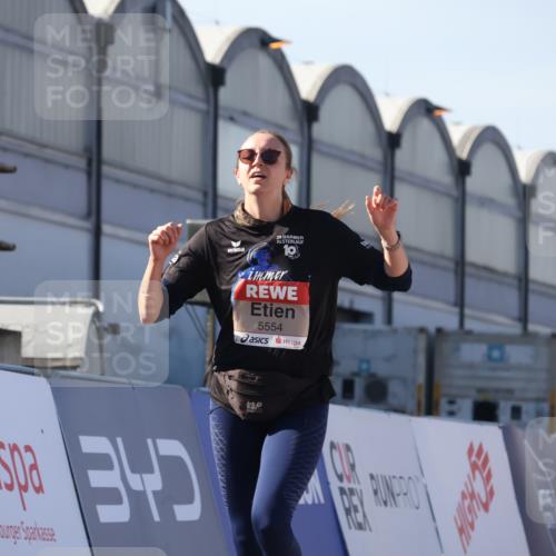 03.10.2025 - Köhlbrandbrückenlauf Luisa Fischer http://msf.ph/oto/9042850 03.10.2025 13:37:20 Ziel 5143, 5190, 5241, 5262, 5303, 5466, 5554, 5576, 6000, 6521 meine-sportfotos.de