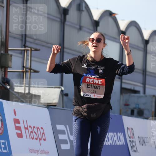 03.10.2025 - Köhlbrandbrückenlauf Luisa Fischer http://msf.ph/oto/9042855 03.10.2025 13:37:20 Ziel 5143, 5190, 5241, 5262, 5303, 5466, 5554, 5576, 6000, 6521 meine-sportfotos.de