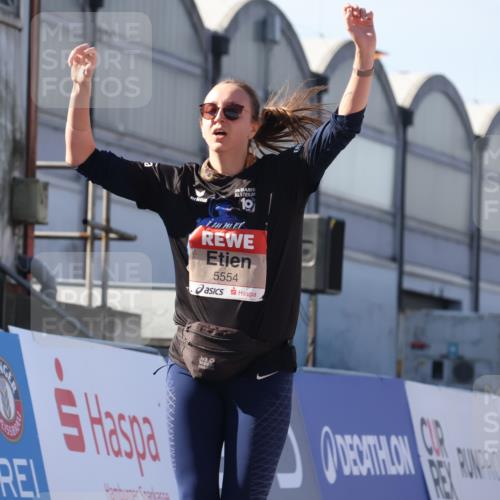 03.10.2025 - Köhlbrandbrückenlauf Luisa Fischer http://msf.ph/oto/9042860 03.10.2025 13:37:20 Ziel 5143, 5190, 5241, 5262, 5303, 5466, 5554, 5576, 6000, 6521 meine-sportfotos.de