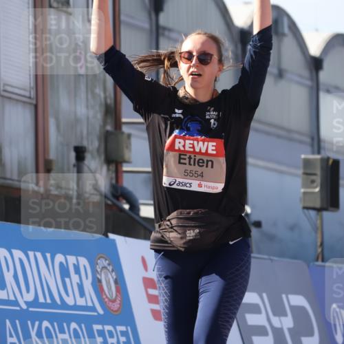 03.10.2025 - Köhlbrandbrückenlauf Luisa Fischer http://msf.ph/oto/9042863 03.10.2025 13:37:21 Ziel 5143, 5190, 5241, 5466, 5554, 5576, 6000, 6521 meine-sportfotos.de