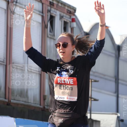 03.10.2025 - Köhlbrandbrückenlauf Luisa Fischer http://msf.ph/oto/9042869 03.10.2025 13:37:21 Ziel 5143, 5190, 5241, 5466, 5554, 5576, 6000, 6521 meine-sportfotos.de