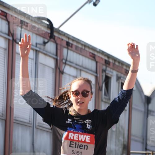 03.10.2025 - Köhlbrandbrückenlauf Luisa Fischer http://msf.ph/oto/9042874 03.10.2025 13:37:21 Ziel 5143, 5190, 5241, 5466, 5554, 5576, 6000, 6521 meine-sportfotos.de