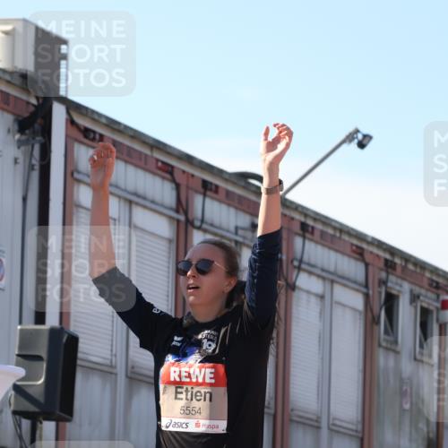 03.10.2025 - Köhlbrandbrückenlauf Luisa Fischer http://msf.ph/oto/9042878 03.10.2025 13:37:22 Ziel 5143, 5190, 5241, 5466, 5554, 5576, 6000, 6521 meine-sportfotos.de