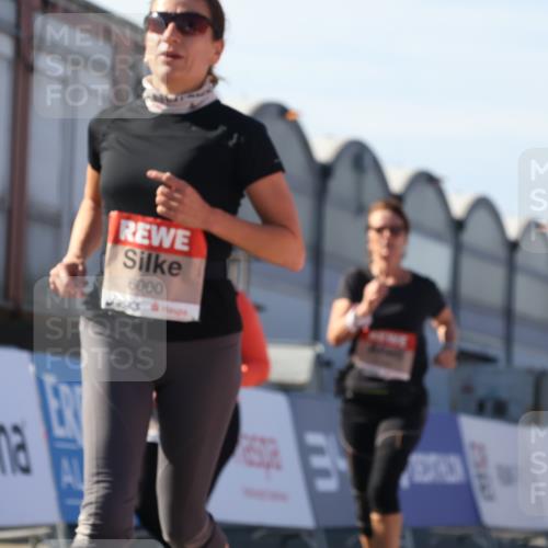 03.10.2025 - Köhlbrandbrückenlauf Luisa Fischer http://msf.ph/oto/9042892 03.10.2025 13:37:23 Ziel 5143, 5190, 5241, 5466, 5554, 5576, 6000, 6521 meine-sportfotos.de