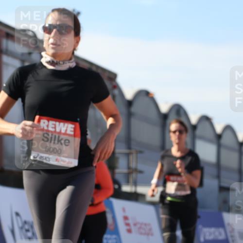 03.10.2025 - Köhlbrandbrückenlauf Luisa Fischer http://msf.ph/oto/9042895 03.10.2025 13:37:24 Ziel 5143, 5190, 5241, 5554, 5576, 6000 meine-sportfotos.de