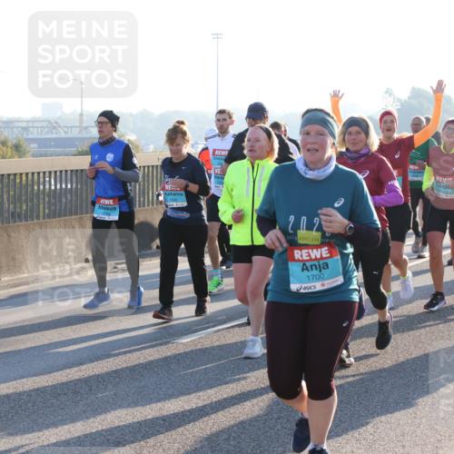 03.10.2025 - Köhlbrandbrückenlauf Lena Gebhardt http://msf.ph/oto/9042897 03.10.2025 09:26:19 Position 1 202, 1700, 2174, 3, 2058 meine-sportfotos.de
