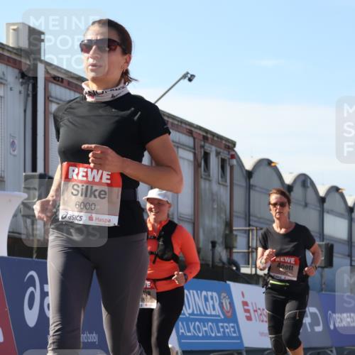 03.10.2025 - Köhlbrandbrückenlauf Luisa Fischer http://msf.ph/oto/9042901 03.10.2025 13:37:24 Ziel 5143, 5190, 5241, 5554, 5576, 6000 meine-sportfotos.de