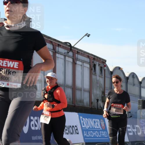 03.10.2025 - Köhlbrandbrückenlauf Luisa Fischer http://msf.ph/oto/9042903 03.10.2025 13:37:24 Ziel 5143, 5190, 5241, 5554, 5576, 6000 meine-sportfotos.de