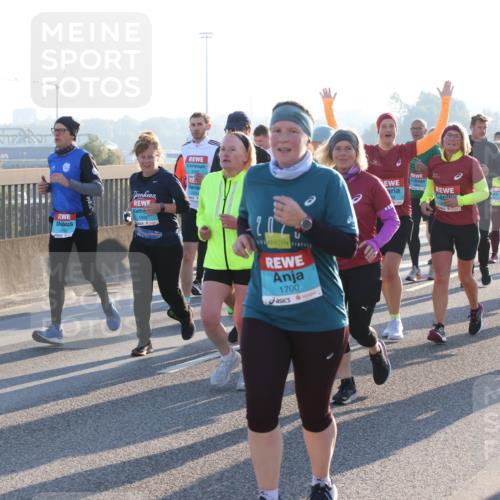 03.10.2025 - Köhlbrandbrückenlauf Lena Gebhardt http://msf.ph/oto/9042912 03.10.2025 09:26:19 Position 1 1926, 2454, 1700, 2058 meine-sportfotos.de