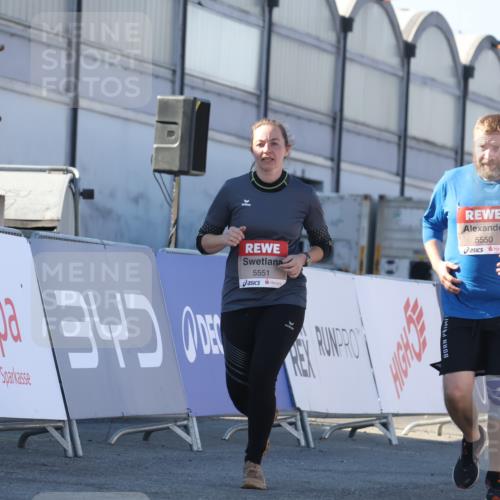 03.10.2025 - Köhlbrandbrückenlauf Luisa Fischer http://msf.ph/oto/9042920 03.10.2025 13:37:27 Ziel 5143, 5190, 5241, 5550, 5551, 5554, 6000, 6133 meine-sportfotos.de
