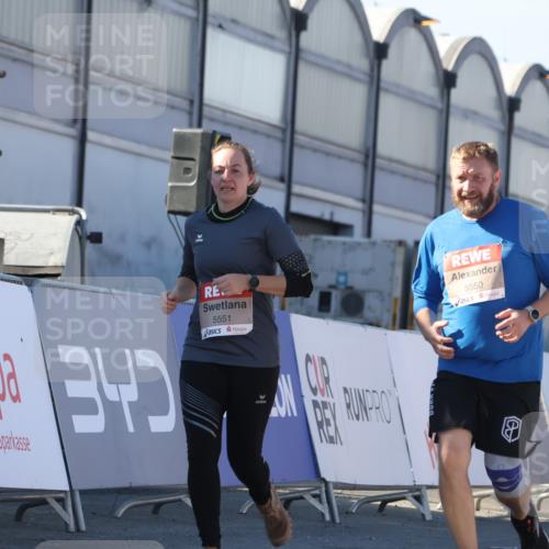 03.10.2025 - Köhlbrandbrückenlauf Luisa Fischer http://msf.ph/oto/9042922 03.10.2025 13:37:27 Ziel 5143, 5190, 5241, 5550, 5551, 5554, 6000, 6133 meine-sportfotos.de