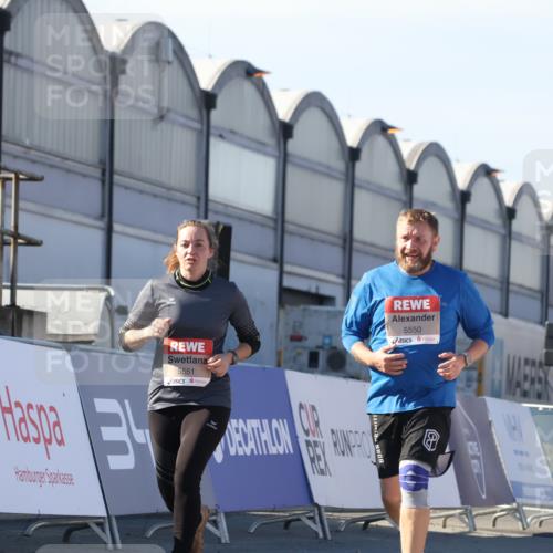 03.10.2025 - Köhlbrandbrückenlauf Luisa Fischer http://msf.ph/oto/9042927 03.10.2025 13:37:28 Ziel 5190, 5241, 5550, 5551, 5554, 6000, 6133 meine-sportfotos.de
