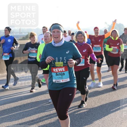 03.10.2025 - Köhlbrandbrückenlauf Lena Gebhardt http://msf.ph/oto/9042931 03.10.2025 09:26:20 Position 1 025, 1700 meine-sportfotos.de