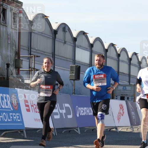 03.10.2025 - Köhlbrandbrückenlauf Luisa Fischer http://msf.ph/oto/9042937 03.10.2025 13:37:28 Ziel 5190, 5241, 5550, 5551, 5554, 6000, 6133 meine-sportfotos.de