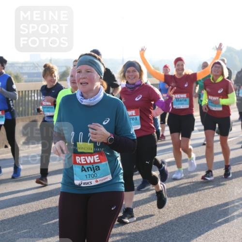 03.10.2025 - Köhlbrandbrückenlauf Lena Gebhardt http://msf.ph/oto/9042939 03.10.2025 09:26:20 Position 1 1700, 2058 meine-sportfotos.de