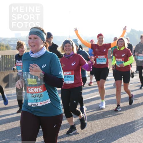 03.10.2025 - Köhlbrandbrückenlauf Lena Gebhardt http://msf.ph/oto/9042946 03.10.2025 09:26:20 Position 1 1700, 2143, 1537, 2058 meine-sportfotos.de