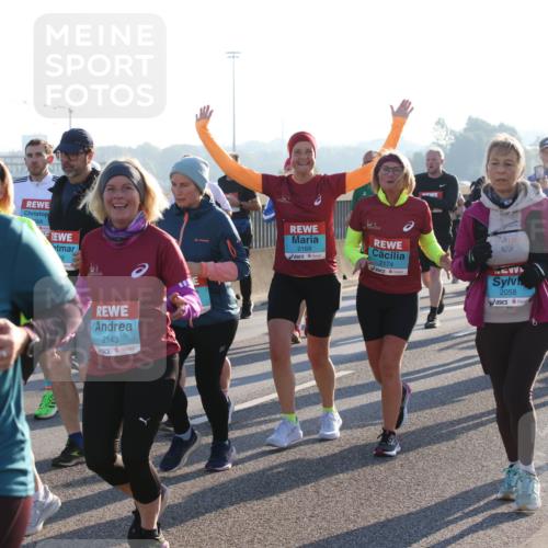 03.10.2025 - Köhlbrandbrückenlauf Lena Gebhardt http://msf.ph/oto/9042954 03.10.2025 09:26:20 Position 1 025, 1700, 2143, 2169, 2174, 2058 meine-sportfotos.de