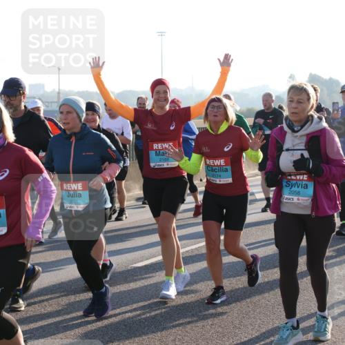 03.10.2025 - Köhlbrandbrückenlauf Lena Gebhardt http://msf.ph/oto/9042975 03.10.2025 09:26:21 Position 1 2143, 2101, 2169, 2174, 2058 meine-sportfotos.de