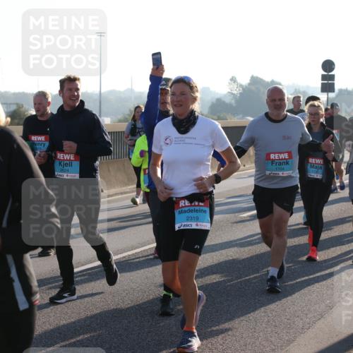 03.10.2025 - Köhlbrandbrückenlauf Lena Gebhardt http://msf.ph/oto/9043028 03.10.2025 09:26:23 Position 1 2624, 2319, 1704, 1136, 1254 meine-sportfotos.de