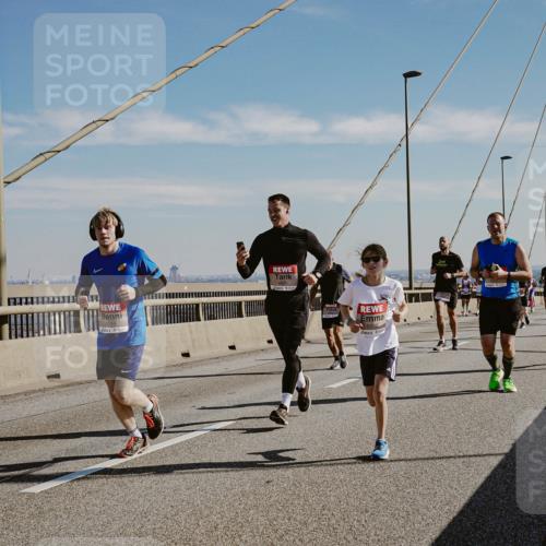 03.10.2025 - Köhlbrandbrückenlauf Michael Burmester http://msf.ph/oto/9043032 03.10.2025 12:24:27 Position 1 4214 meine-sportfotos.de